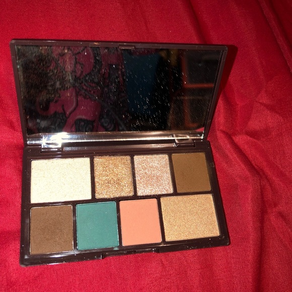 Makeup - Picture 2 of 3